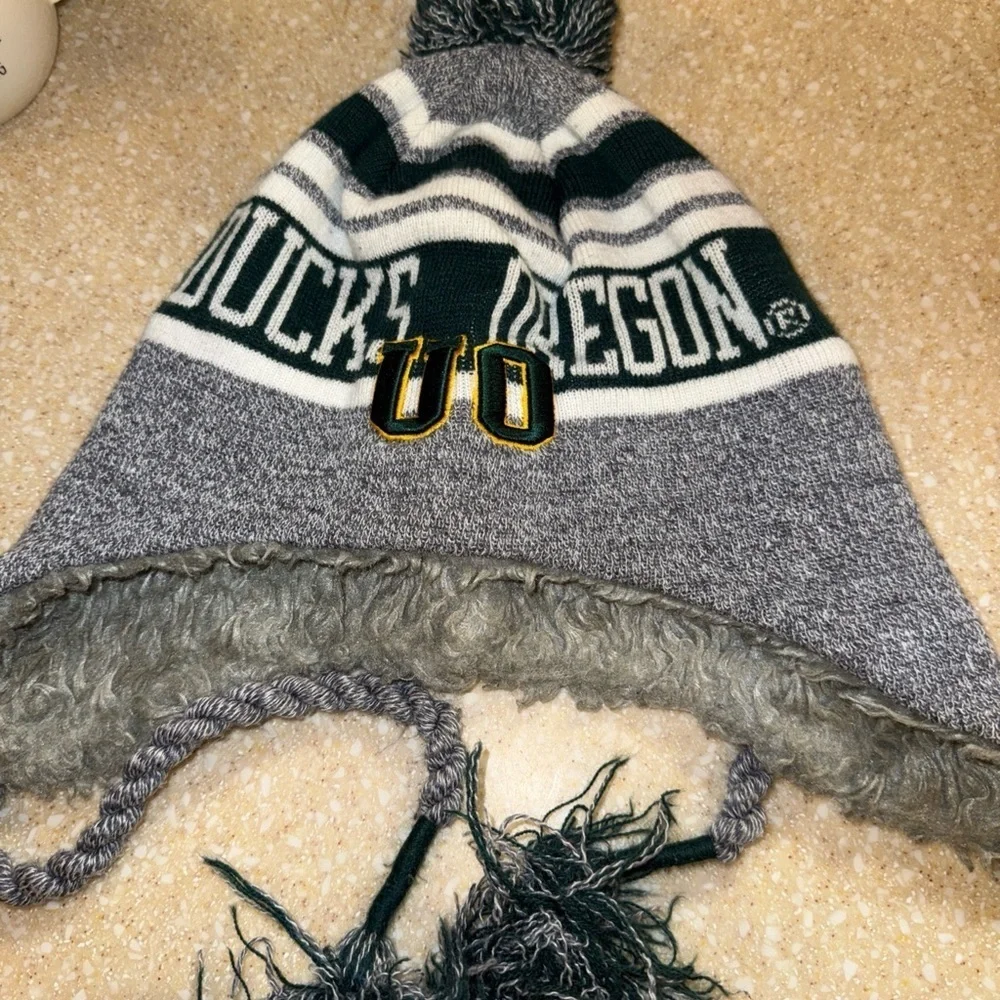 OREGON DUCKS UofO Green and Gray Knitted Winter Hat with Pop Pom